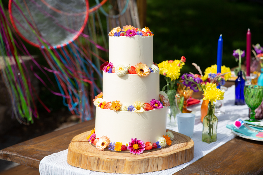WEDDING CAKE ADVICE How To Incorporate Edible Flowers Into Your